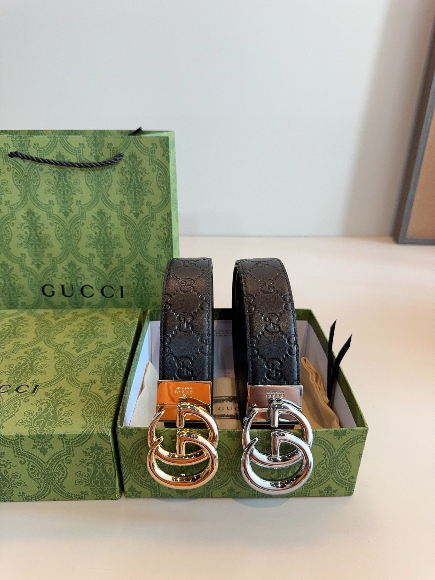 GG Polished steel buckle with printed leather texture