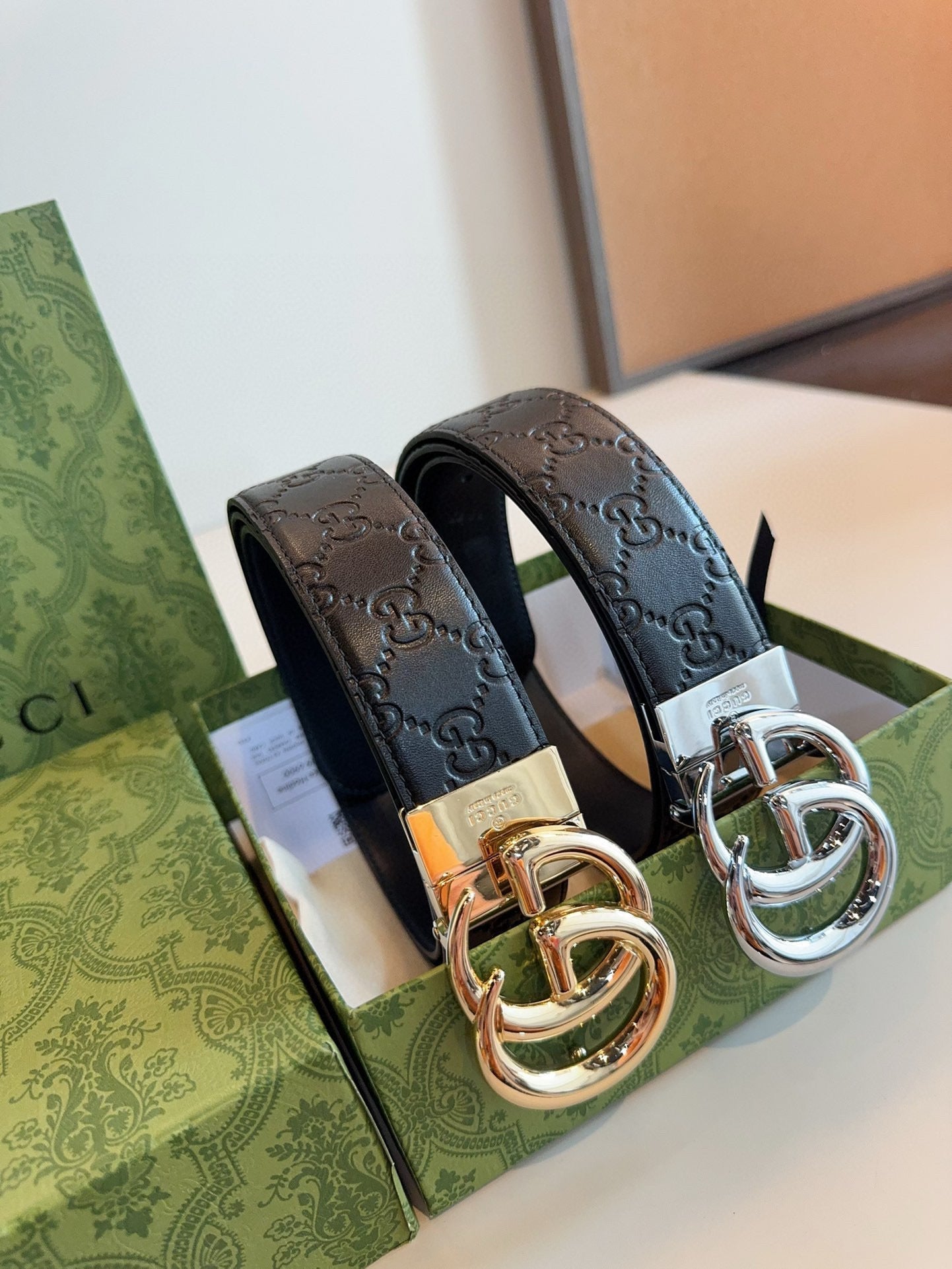 GG Polished steel buckle with printed leather texture