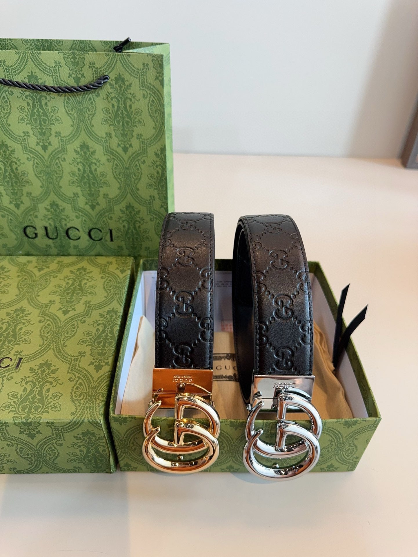 GG Polished steel buckle with printed leather texture