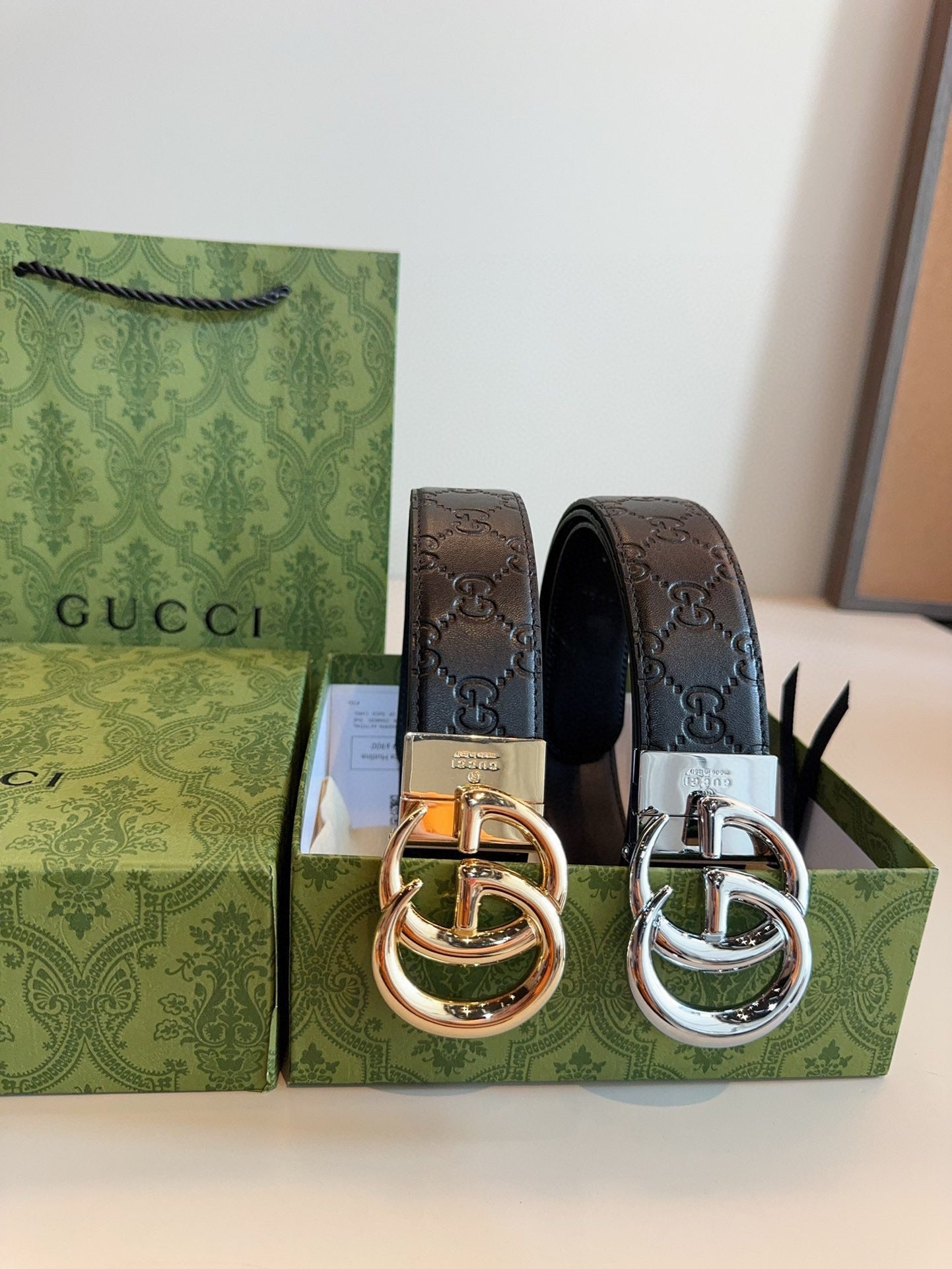 GG Polished steel buckle with printed leather texture