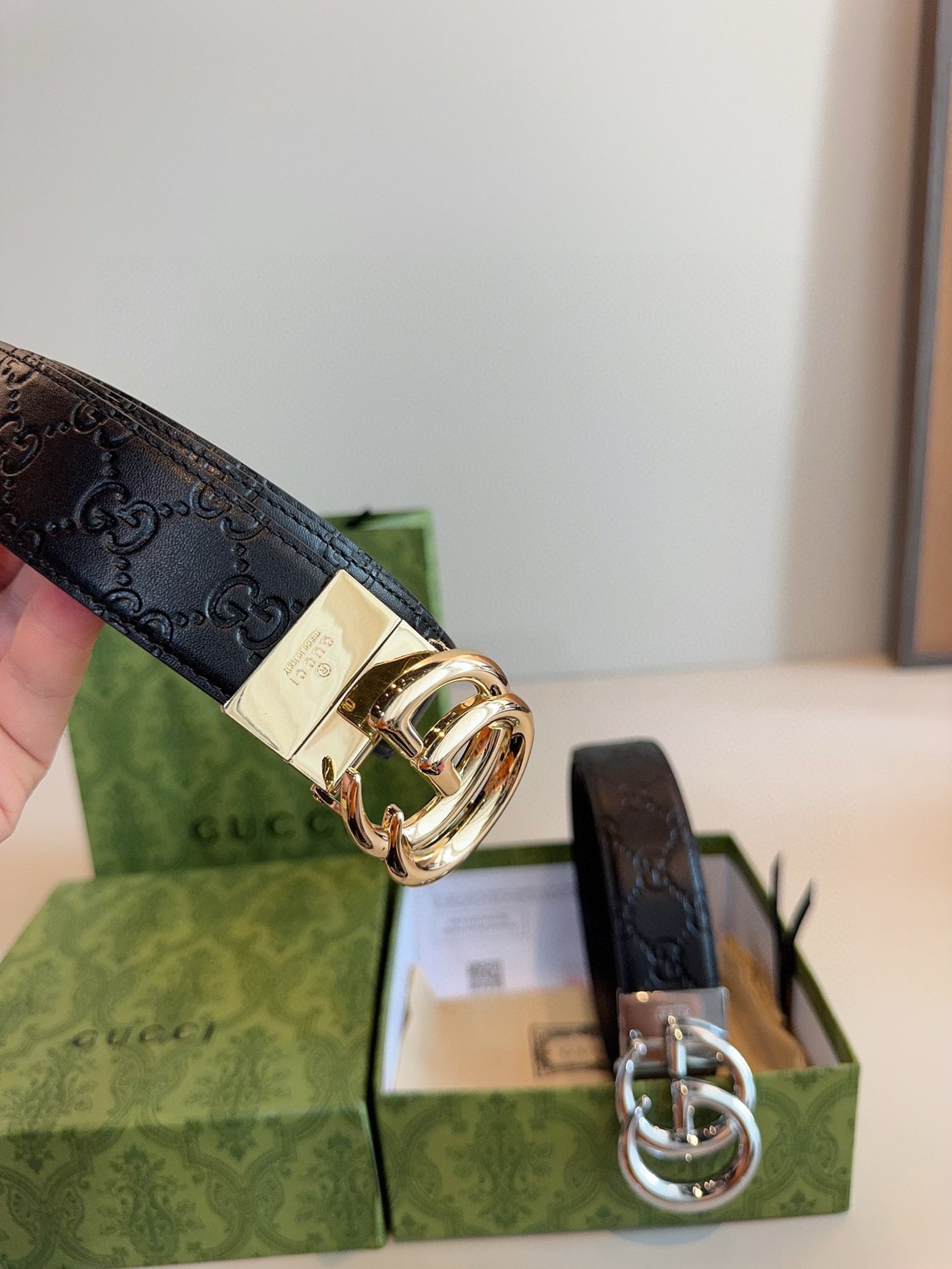 GG Polished steel buckle with printed leather texture