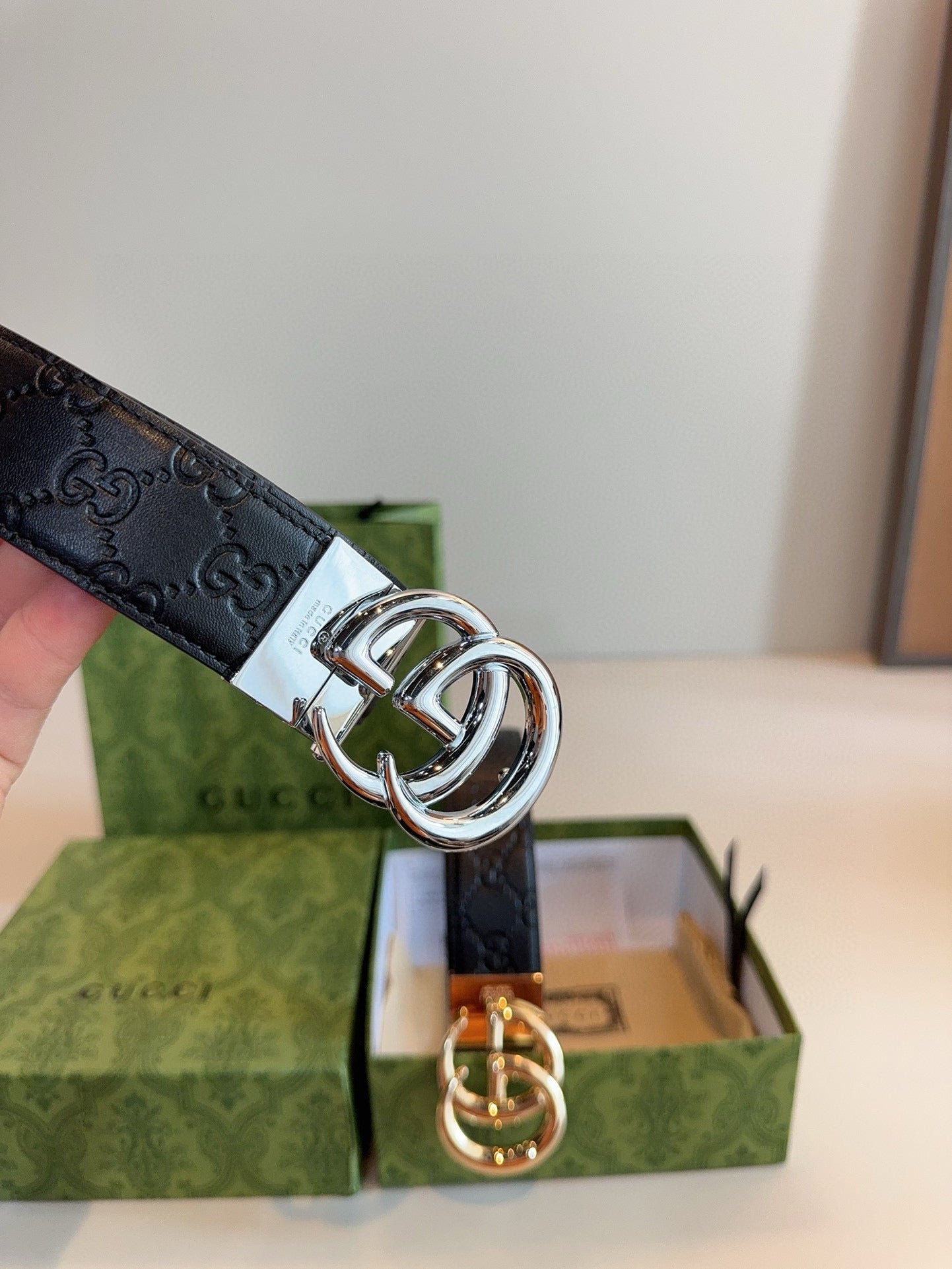 GG Polished steel buckle with printed leather texture