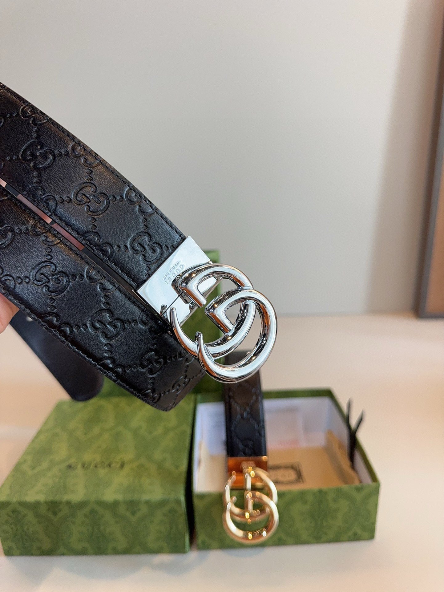 GG Polished steel buckle with printed leather texture