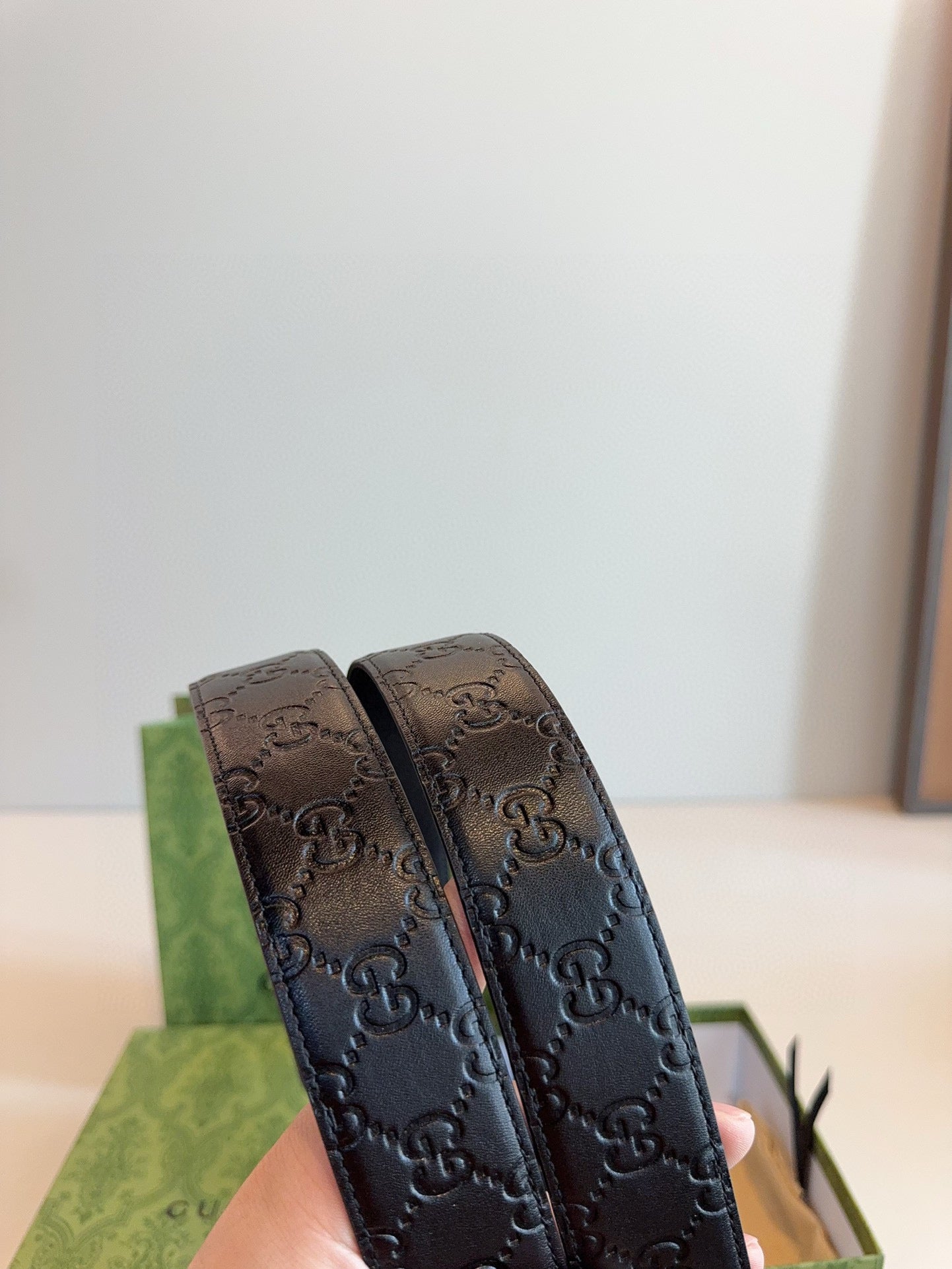 GG Polished steel buckle with printed leather texture