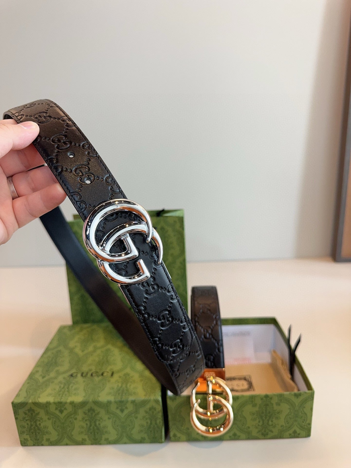 GG Polished steel buckle with printed leather texture